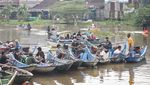 Gotong Royong di Atas Perahu, Warga Bersihkan Sungai Karang Mumus dari Sampah