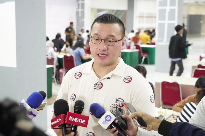 Ketua Percasi DKI Jakarta Yang Juga Anggota DPRD DKI Jakarta Hardiyanto Kenneth Memberikan Keterangan Kepada Media Di Kejurda Catur Yang Di Selenggarakan Di Tamini Square.