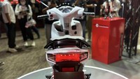 Dari sisi tampilan, Wave 125 2025 mendapat pembaruan pada lekukan bodi yang lebih modern serta pilihan warna baru yang memberi kesan premium tanpa kehilangan DNA bebek sejati. Honda mengklaim desainnya kini lebih aerodinamis sekaligus tetap praktis untuk penggunaan harian, termasuk membawa barang atau melintasi jalanan padat. Foto: Doc. Greatbiker