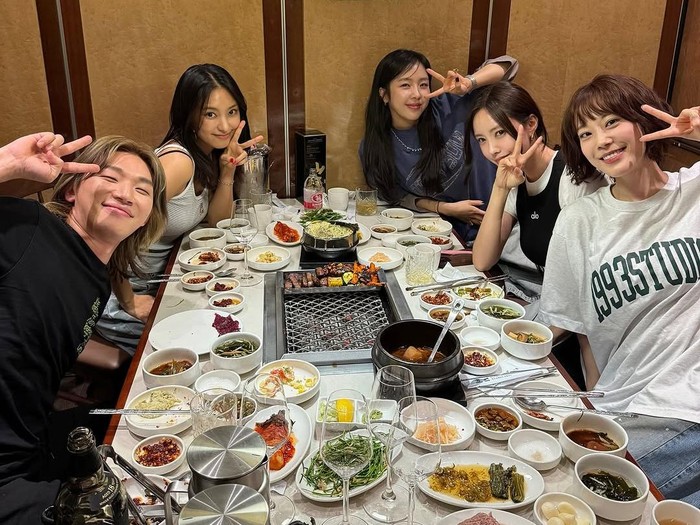 Hyomin T-ARA, Bora SISTAR, Youngji KARA, dan Yewon Jewelry tampil di acara YouTube Daesung BIGBANG