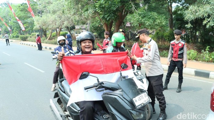 Kapolres Bangkalan Bagikan Bendera Merah Putih Sambut HUT RI ke-80