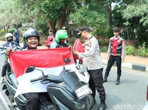 Kapolres Bangkalan Bagikan Bendera Merah Putih Sambut HUT ke-80 RI