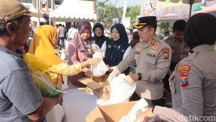 Kapolres Bojonegoro AKBP Afrian Setya Permadi saat menyalurkan 30 ton beras di Polres Bojonegoro