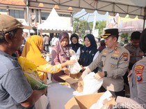 30 Ton Beras Ludes Diserbu Warga di Pasar Murah Polres Bojonegoro