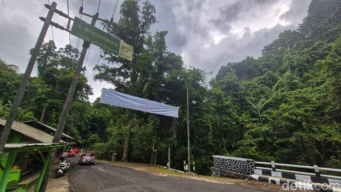 Kawasan Jalan Cisarakan, Kabupaten Sukabumi.