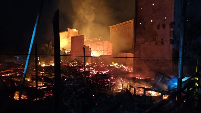 Kebakaran melanda dua rumah dan tujuh gedung sarang walet di Katingan, Kalteng.