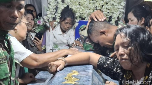 Kedua orang tua dan keluarga mendiang Prada Lucky Chepril Saputra Namo di Kecamatan Kota Raja, Kota Kupang, NTT, Sabtu (9/8/2025). (Yufengki Bria/detikBali).
