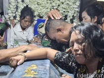 Tangisan dan Pelukan Terakhir Orang Tua Prada Lucky Sebelum Peti Ditutup