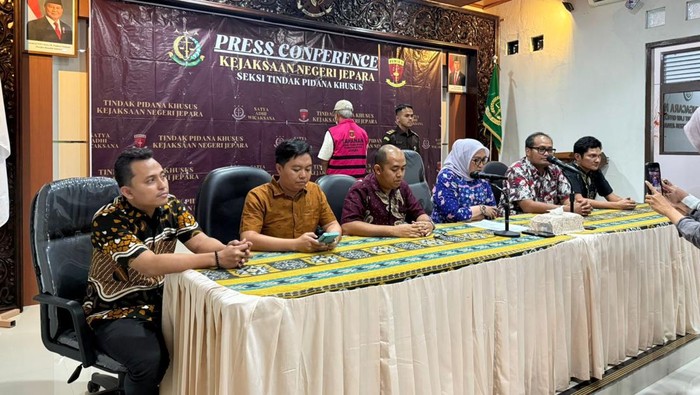 Kejari Jepara menetapkan Dirut PDAM Tirta Jungporo Kabupaten Jepara (BUMD) berinisial SB sebagai tersangka, Jumat (8/8/2025).