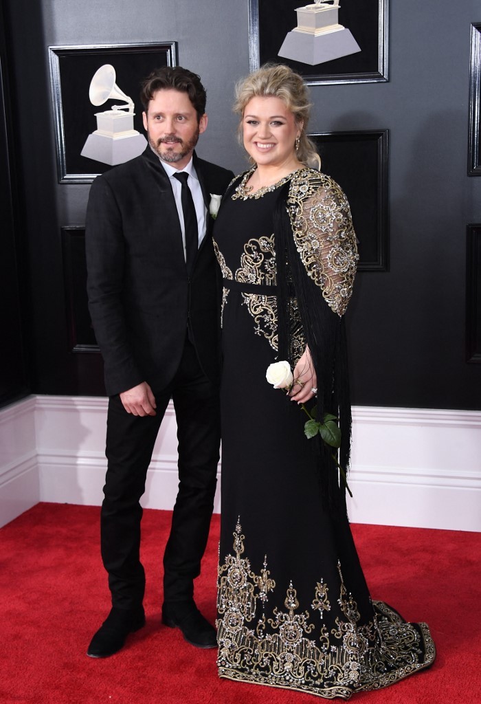 Kelly Clarkson (kanan) dan Brandon Blackstock saat tiba di karpet merah 60th Grammy Awards pada 28 January 2018, di New York. (Photo by ANGELA WEISS / AFP)