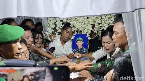 Keluarga histeris saat peti jenazah Prada Lucky Chepril Saputra Namo hendak ditutup menjelang prosesi pemakaman, Sabtu (9/8/2025). (Foto: Yufengki Bria/detikBali)