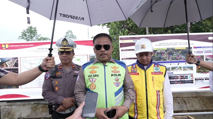 Kepala Korps Lalu Lintas (Kakorlantas) Polri Irjen Agus Suryonugroho meninjau ruas Tol Balikpapan-Samarinda, Kalimantan Timur.