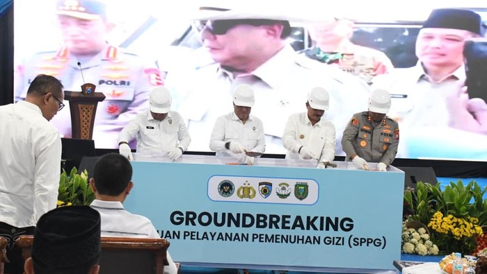 Kepolisian Republik Indonesia (Polri) melakukan peletakan batu pertama atau groundbreaking, satuan pelayanan pemenuhan gizi (SPPG) Lapak Kempir, Kota Madiun.