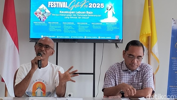 Ketua Umum Festival Golo Koe, Fransiskus S Sodo (kanan) dan Vikjen Keuskupan Labuan Bajo, Romo Rikardus Manggu (kiri) memberi keterangan tentang Festival Golo Koe, di Labuan Bajo, Sabtu (9/8/2025). (Foto: Ambrosius Ardin/detikBali)