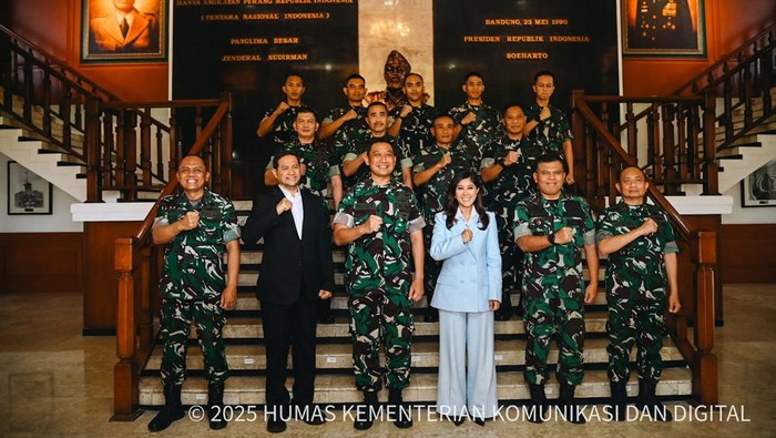 Menkomdigi Meutya Hafid saat memberikan Pembekalan Perwira Siswa Pendidikan Reguler (Pasis Dikreg) LXVI Seskoad TA 2025 di Bandung, Kamis (07/08/2025)