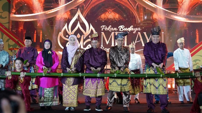 Komjen Mohammad Iqbal saat menghadiri malam Pekan Budaya Melayu Serumpun di Pekanbaru, Riau. (Dok Istimewa)