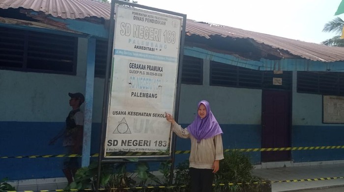 Kondisi SD Negeri 183 Palembang yang plafon nyaris ambruk.