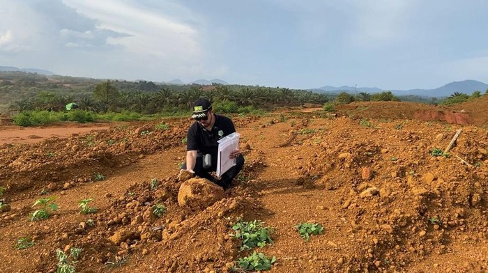 LI BAPAN saat menginspeksi dugaan pencurian bauksit di Sanggau.