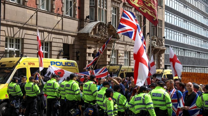 Liverpool Bergolak, Polisi Siaga Hadapi Gelombang Demonstran Anti-Imigrasi Kota Liverpool dilanda ketegangan pada Sabtu (9/8/2025) akibat gelombang demonstrasi anti-imigrasi yang berkumpul di pusat kota. Ribuan demonstran turun ke jalan, menuntut kebijakan imigrasi yang lebih ketat, sementara aparat kepolisian bersiaga penuh untuk menjaga ketertiban dan mencegah bentrokan. REUTERS/Temilade Adelaja