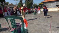 Ibu dan anak di Lamongan ini bahu membahu dan saling bekerja sama dalam lomba agustusan seru yang digelar oleh Guru TK dan PAUD di Kecamatan Turi.