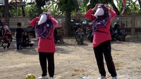 Beberapa lomba tersebut, diantaranya adalah memasukan bendera dengan digendong bunda untuk ibu dan anak juga menendang bola ke gawang dengan penutup mata krucut untuk para guru.
