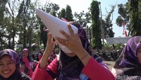 Beragam lomba digelar untuk menguji kekompakan antara ibu dan anak ini.