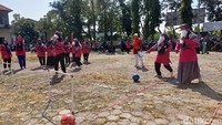 Hadiah yang diberikan pun cukup unik dan lain dari yang lain, yakni berupa keperluan sehari-hari seperti alat dan bahan masakan, serta sabun cuci baju, juga jajanan anak-anak.