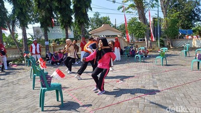 Gaya Ibu  Anak Lomba Agustusan Berhadiah Alat dan Bumbu Dapur