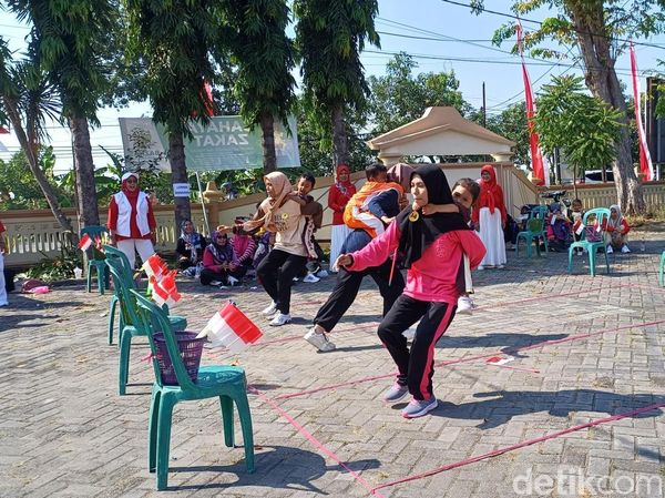 Gaya Ibu  Anak Lomba Agustusan Berhadiah Alat dan Bumbu Dapur