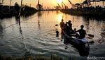 Serunya Lomba Perahu Dayung di Gresik