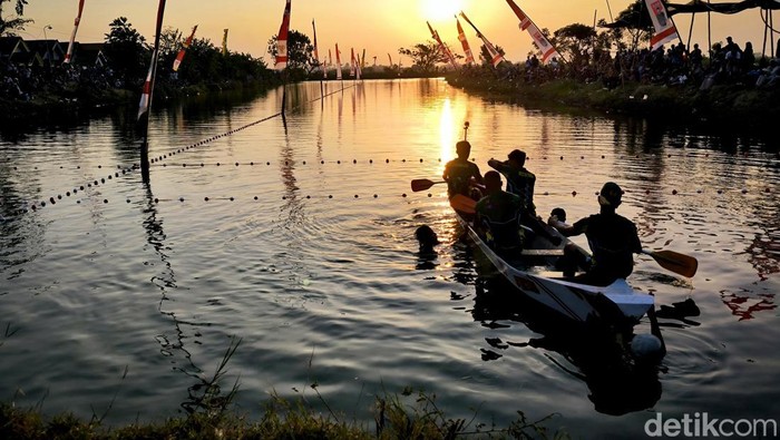 Lomba Perahu Dayung di Gresik