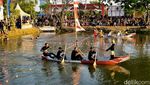 Serunya Lomba Perahu Dayung di Gresik