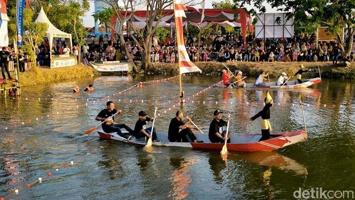 Lomba Perahu Dayung di Gresik Lomba Perahu Dayung di Gresik