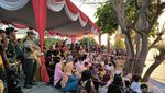Serunya Lomba Perahu Dayung di Gresik