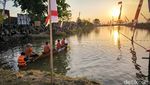 Serunya Lomba Perahu Dayung di Gresik
