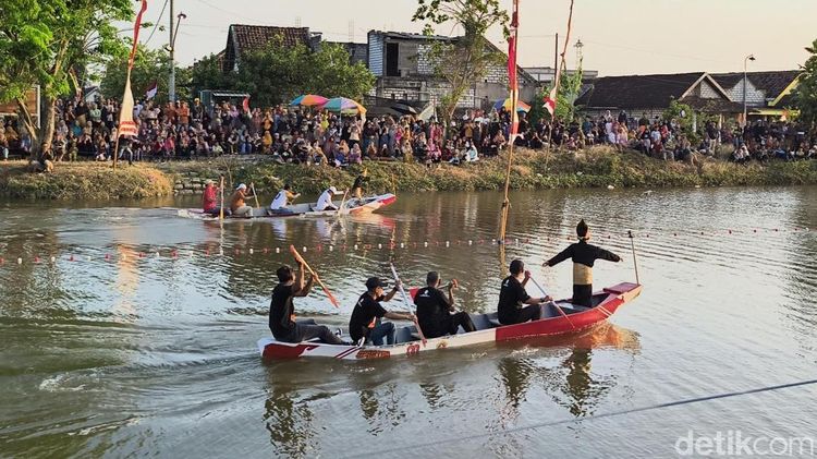 Serunya Lomba Perahu Dayung di Gresik