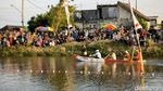 Serunya Lomba Perahu Dayung di Gresik