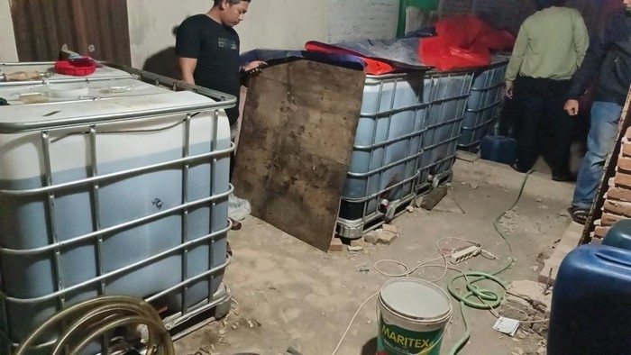 Polisi menggerebek lokasi penimbunan bahan bakar minyak (BBM) subsidi jenis solar di salah satu rumah kosong di Kabupaten Maros, Sulawesi Selatan (Sulsel).