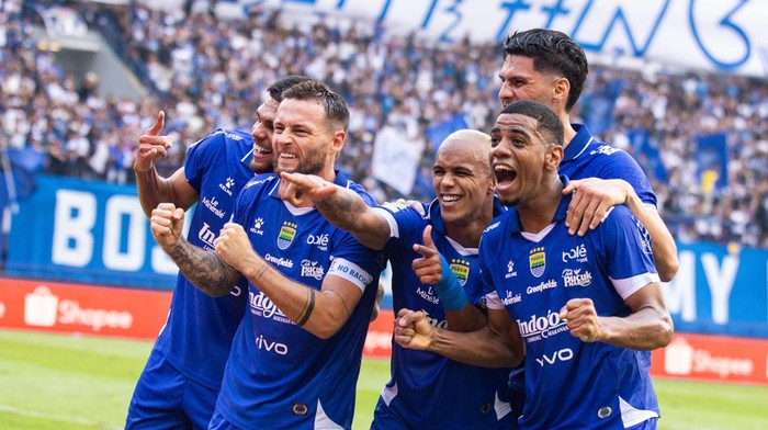 Pesepak bola Persib Bandung Uilliam Barros (tengah) berebut bola dengan dua pesepak bola Semen Padang Alhassan Wakaso (kedua kanan) dan Angelo Rafael (kedua kiri) saat pertandingan BRI Super League 2025 di Stadion Gelora Bandung Lautan Api (GBLA), Bandung, Jawa Barat, Sabtu (9/8/2025). Persib Bandung menang atas Semen Padang dengan skor 2-0. ANTARA FOTO/Novrian Arbi