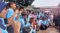 Saat tiba di Sekolah Rakyat Menengah Atas 10 Jakarta, Margaguna, Gandaria, Jakarta Selatan, Menkeu Sri Mulyani disambut Menteri Sosial (Mensos) Syaifullah Yusuf (Gus Ipul) dan M Nuh, Ketua Tim Formatur Sekolah Rakyat. Sri Mulyani sempat bertanya jawab dengan siswa-siswi Sekolah Rakyat lalu foto bersama. Foto: (Nograhany Widhi K/detikcom)