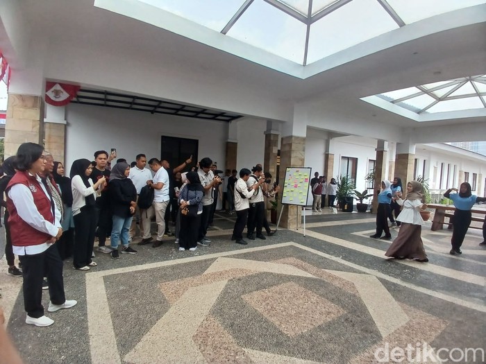 Menkeu Sri Mulyani ke Sekolah Rakyat Menengah di Margaguna Jaksel