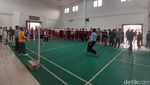Potret Menkeu Sri Mulyani ke Sekolah Rakyat: Main Badminton-Jadi Dirigen