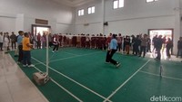 Setelah itu menuju aula, Sri Mulyani sempat sparing badminton dengan seorang siswa, Fatir. Foto: (Nograhany Widhi K/detikcom)