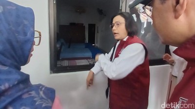 Potret Menkeu Sri Mulyani ke Sekolah Rakyat: Main Badminton-Jadi Dirigen