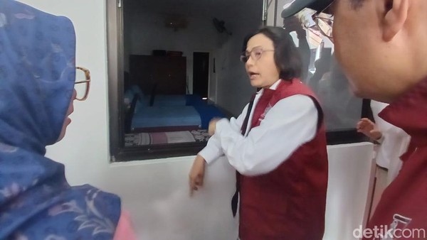 Potret Menkeu Sri Mulyani ke Sekolah Rakyat: Main Badminton-Jadi Dirigen