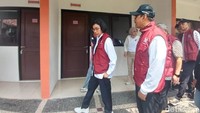Menkeu Sri Mulyani berkeliling melihat asrama Sekolah Rakyat bersama Gus Ipul. Foto: (Nograhany Widhi K/detikcom)