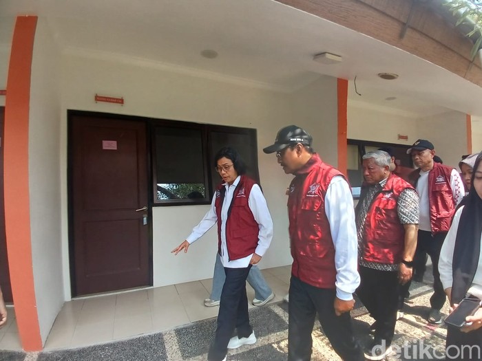 Menkeu Sri Mulyani ke Sekolah Rakyat Menengah di Margaguna Jaksel