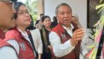 Potret Menkeu Sri Mulyani ke Sekolah Rakyat: Main Badminton-Jadi Dirigen