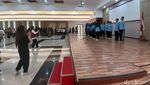 Potret Menkeu Sri Mulyani ke Sekolah Rakyat: Main Badminton-Jadi Dirigen