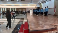Sri Mulyani pun sempat menjadi dirigen paduan suara, salah satu ekstrakurikuler Sekolah Rakyat. Lagu yang dinyanyikan saat itu lagi-lagu nasional seperti Hari Merdeka. Foto: (Nograhany Widhi K/detikcom)